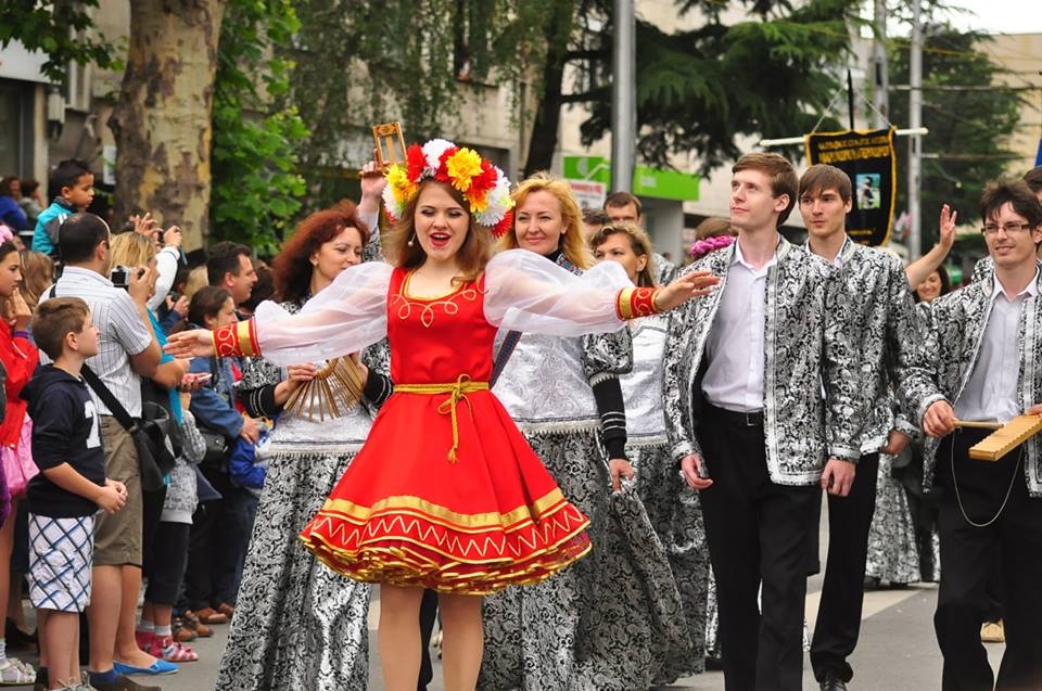 Фестивальное шествие по улицам Казанлыка