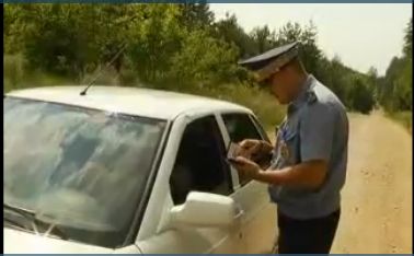 Сотрудник ГИБДД останавливает нарушителя